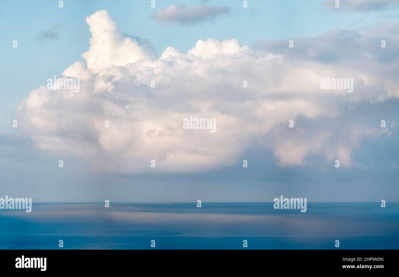 Wolken mit Regen und Seascape. Hawaii, Die Große Insel Stockfoto