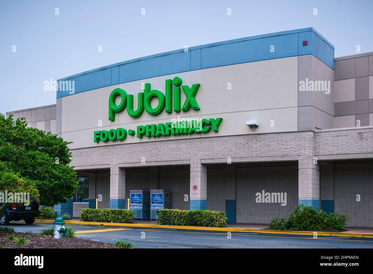 Orlando, Florida - 8. Februar 2022: Horizontale Nahaufnahme am Abend Blick auf das Äußere des Publix Supermarket Building. Stockfoto