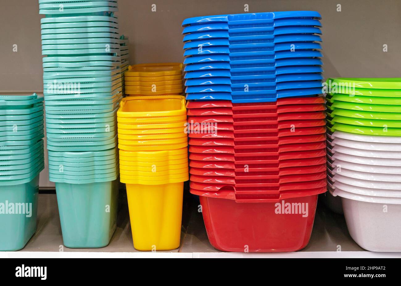 Stapel von bunten Plastikeimern und -Becken. Stockfoto