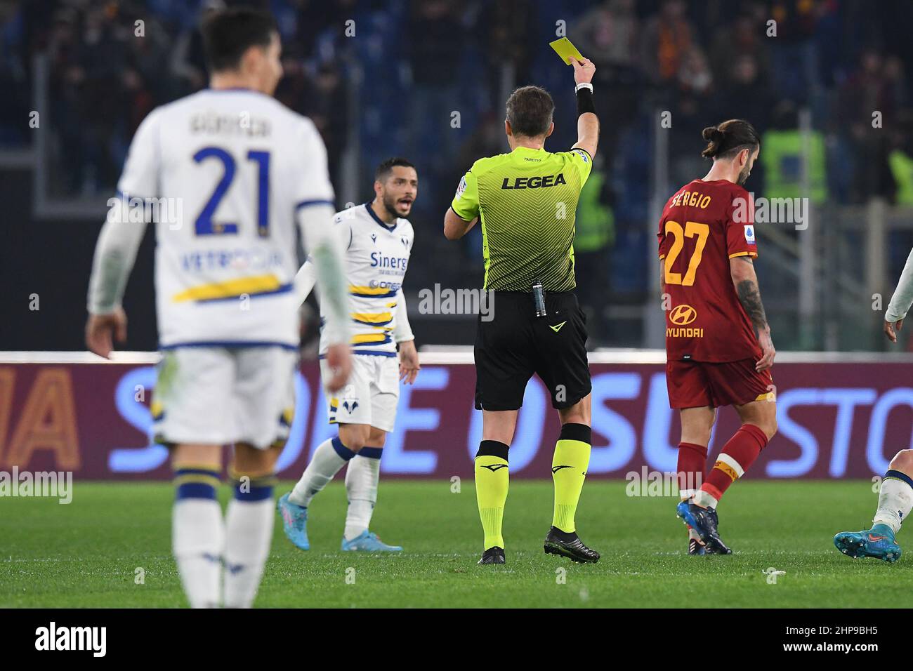 19th. Februar 2022 ; Stadio Olimpico, Rom, Italien; Serie A Fußball, ALS Roma gegen Verona zeigt Schiedsrichter Luca Pairetto Sergio Oliveira die rote Karte Stockfoto