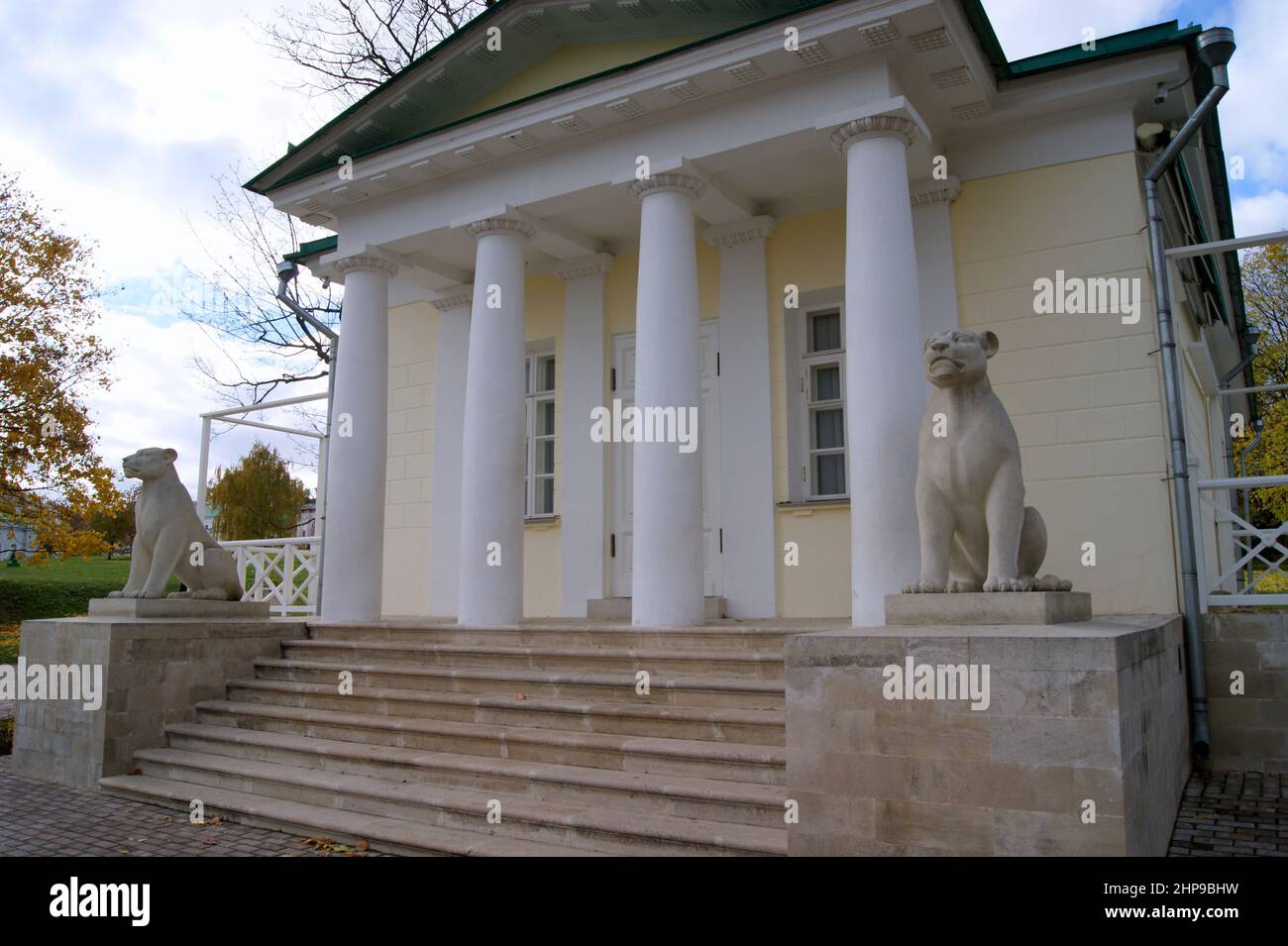 Park Pavillon, erbaut 1825, der einzige verbleibende Teil des abgerissenen Palastes von Kaiser Alexander I., Kolomenskoye, Moskau, Russland Stockfoto