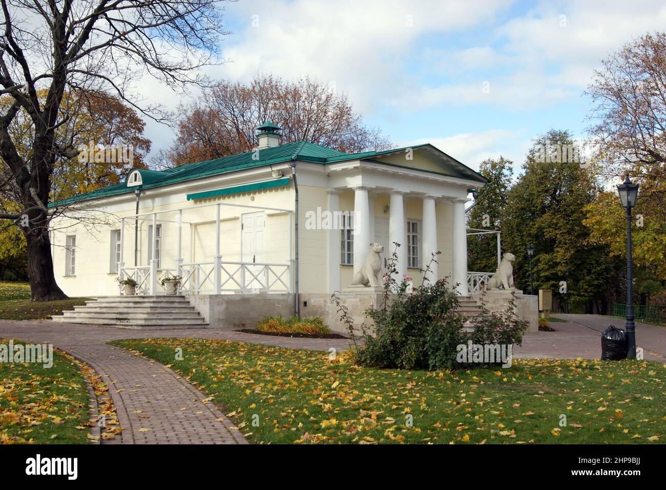 Park Pavillon, erbaut 1825, der einzige verbleibende Teil des abgerissenen Palastes von Kaiser Alexander I., Kolomenskoye, Moskau, Russland Stockfoto