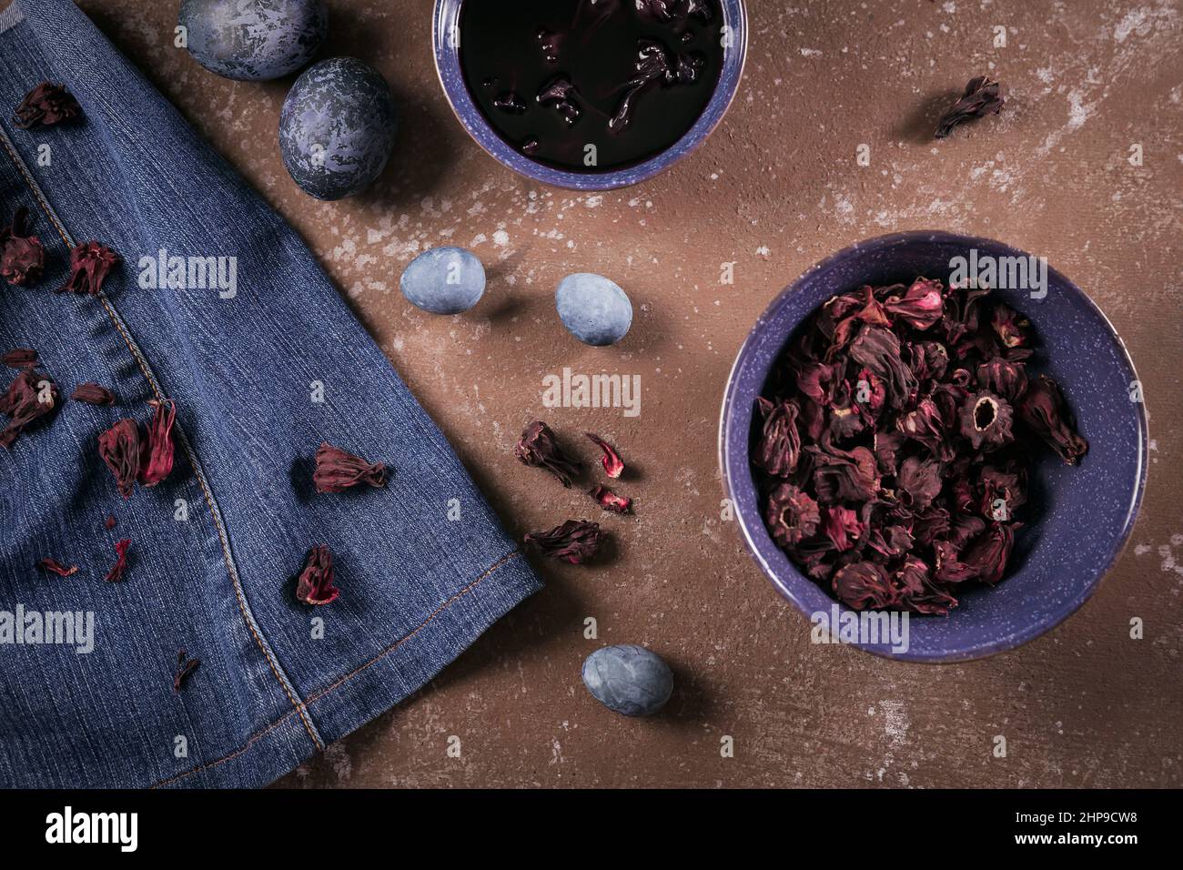 Verfahren zum Färben von Eiern mit Naturfarben für Ostern. Natürliche ökologische Färbung mit Lebensmittelfarbe. Painted Organic Materials Ostereier. Stockfoto