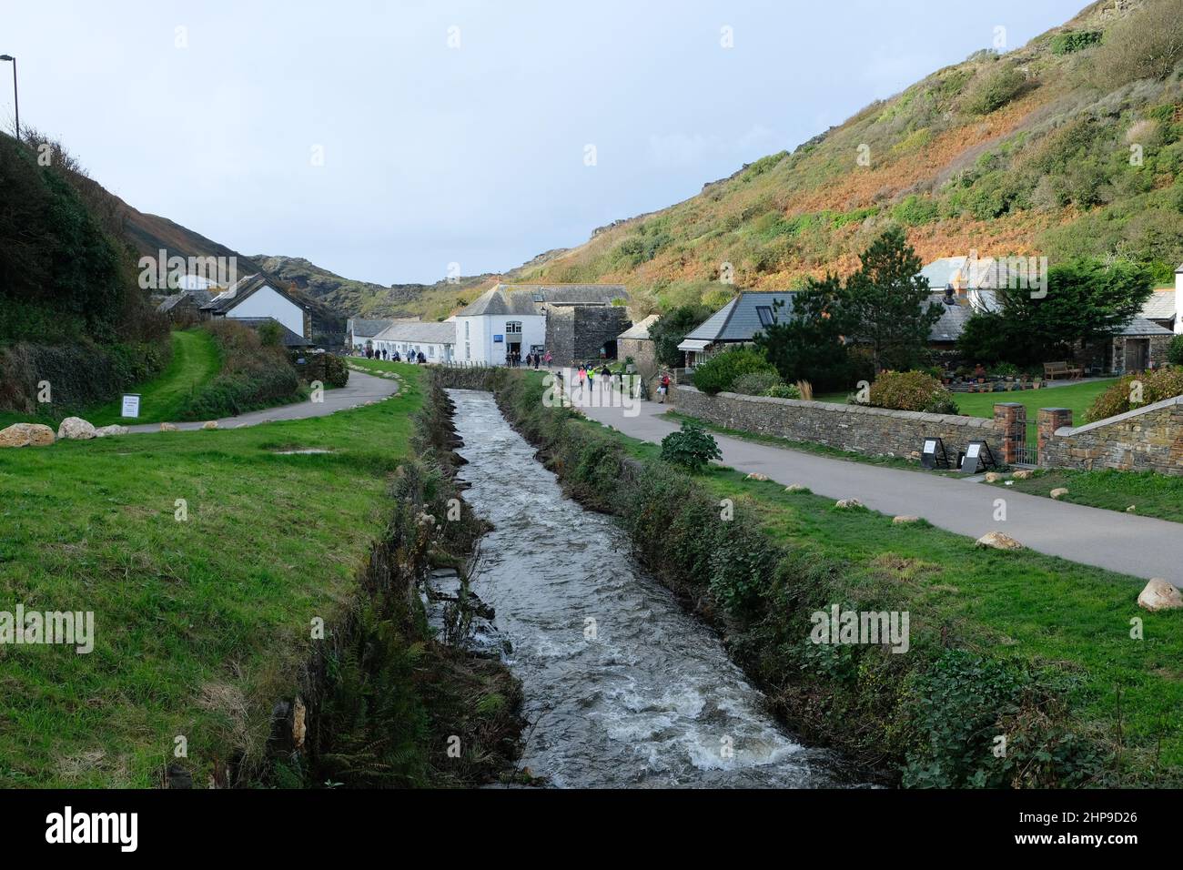 Boscastle, UK- October 2021: Blick auf Boscastle, ein Dorf und Fischerhafen an der Nordküste von Cornwall, der in Richtung Hafen führt Stockfoto