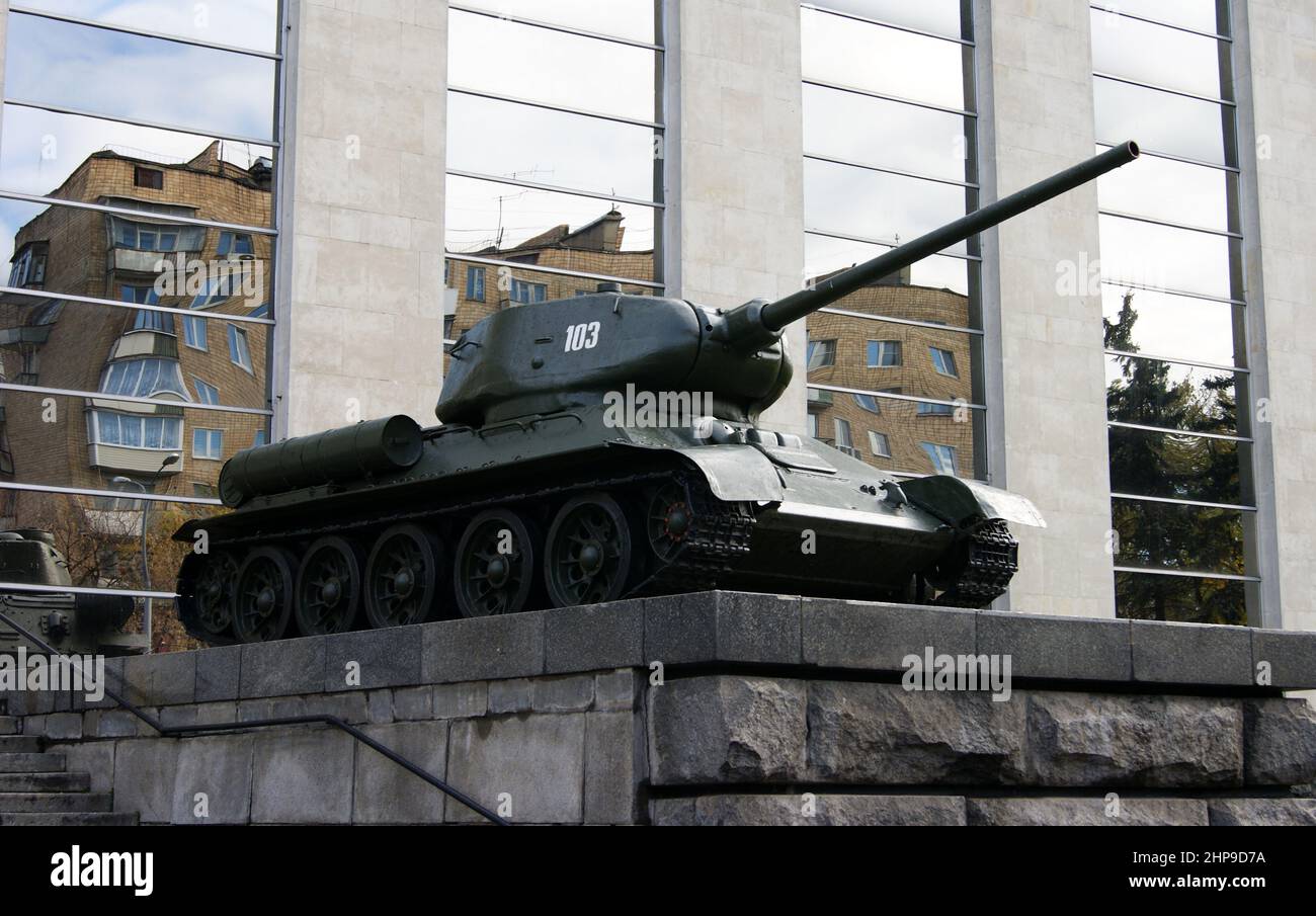 Panzer T-34-85 aus der Zeit des Zweiten Weltkriegs, der als Denkmal am Eingang des Museums der Zentralbewaffneten Streitkräfte in Moskau, Russland, installiert wurde Stockfoto