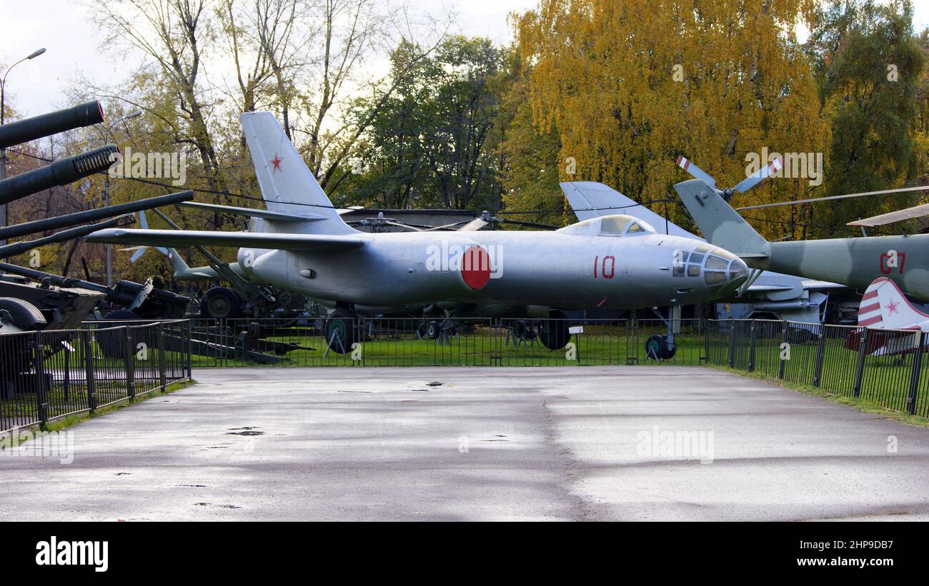 Flugzeuge der Luftwaffe und der Armee, gepanzerte Fahrzeuge, andere Hardware, Teil der Open-Air-Ausstellung im Central Armed Forces Museum, Moskau, Russland Stockfoto