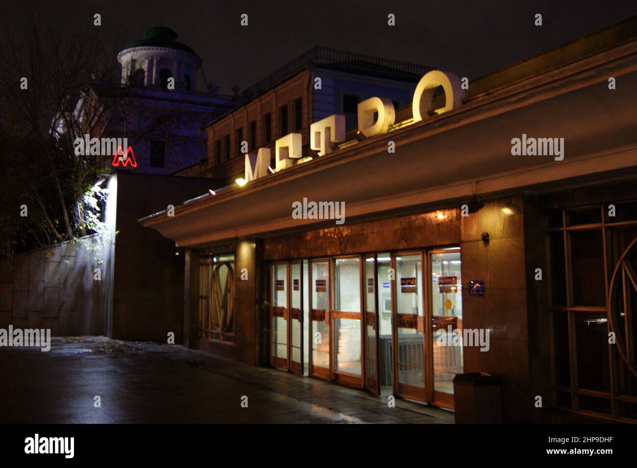 U-Bahn-Station Biblioteka Imeni Lenina, Portal der Oberfläche Vorhalle, Nachtansicht mit Neonschildern, Moskau, Russland Stockfoto