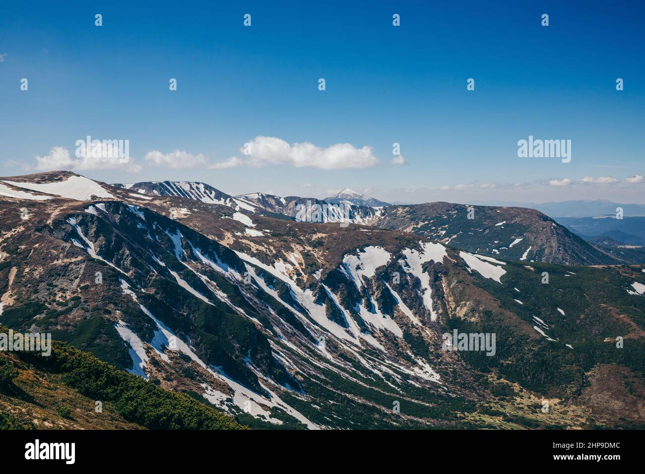 Ein Blick auf einen schneebedeckten Berg Stockfoto