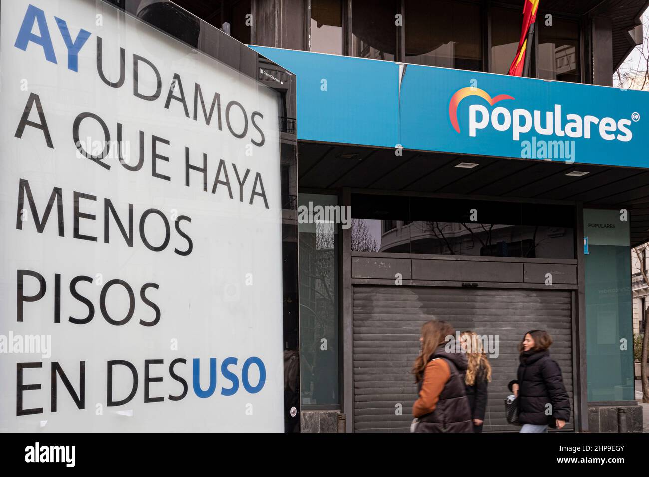 Madrid, Spanien. 19th. Februar 2022. Hauptquartier der wichtigsten Oppositionspartei in Spanien, Partido Popular (PP), in Frage gestellt von der schweren internen Krise zwischen Pablo Casado und Isabel Díaz Ayuso. © ABEL F. ROS/ Alamy Live News Stockfoto