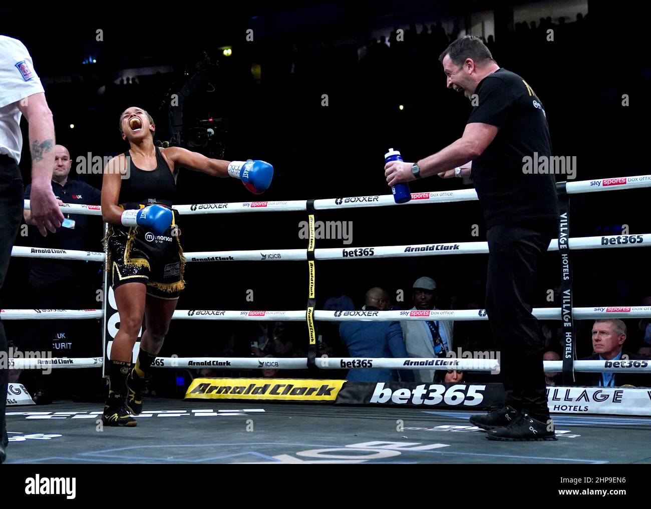 Natasha Jonas feiert mit Trainer Joe Gallagher, nachdem er Chris Namus in der zweiten Runde für den WBO-Weltmeisterschaftskampf in der AO Arena in Manchester gewonnen hat. Bilddatum: Samstag, 19. Februar 2022. Stockfoto