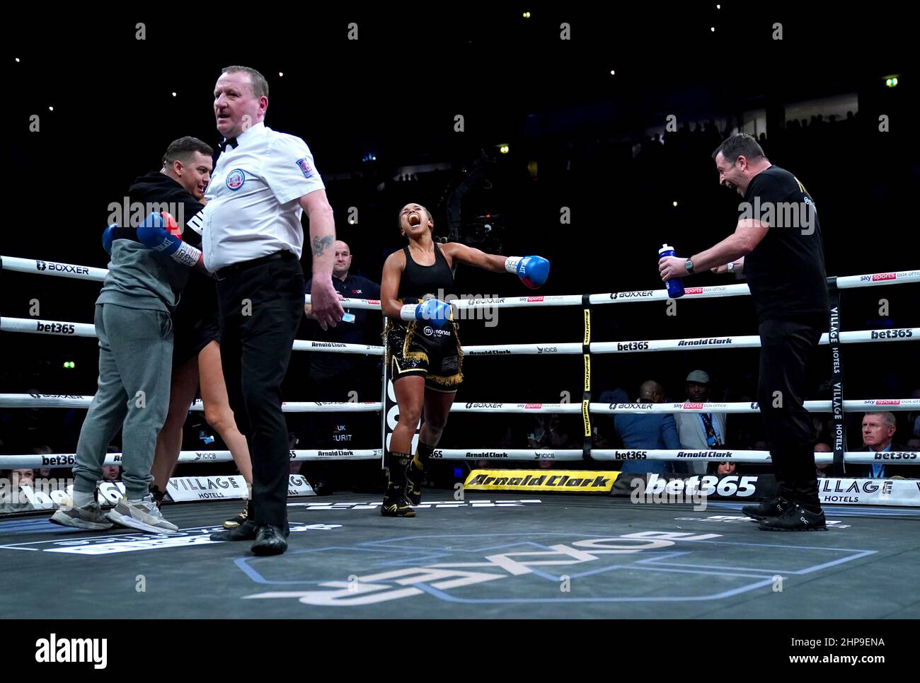 Natasha Jonas feiert mit Trainer Joe Gallagher, nachdem er Chris Namus in der zweiten Runde für den WBO-Weltmeisterschaftskampf in der AO Arena in Manchester gewonnen hat. Bilddatum: Samstag, 19. Februar 2022. Stockfoto