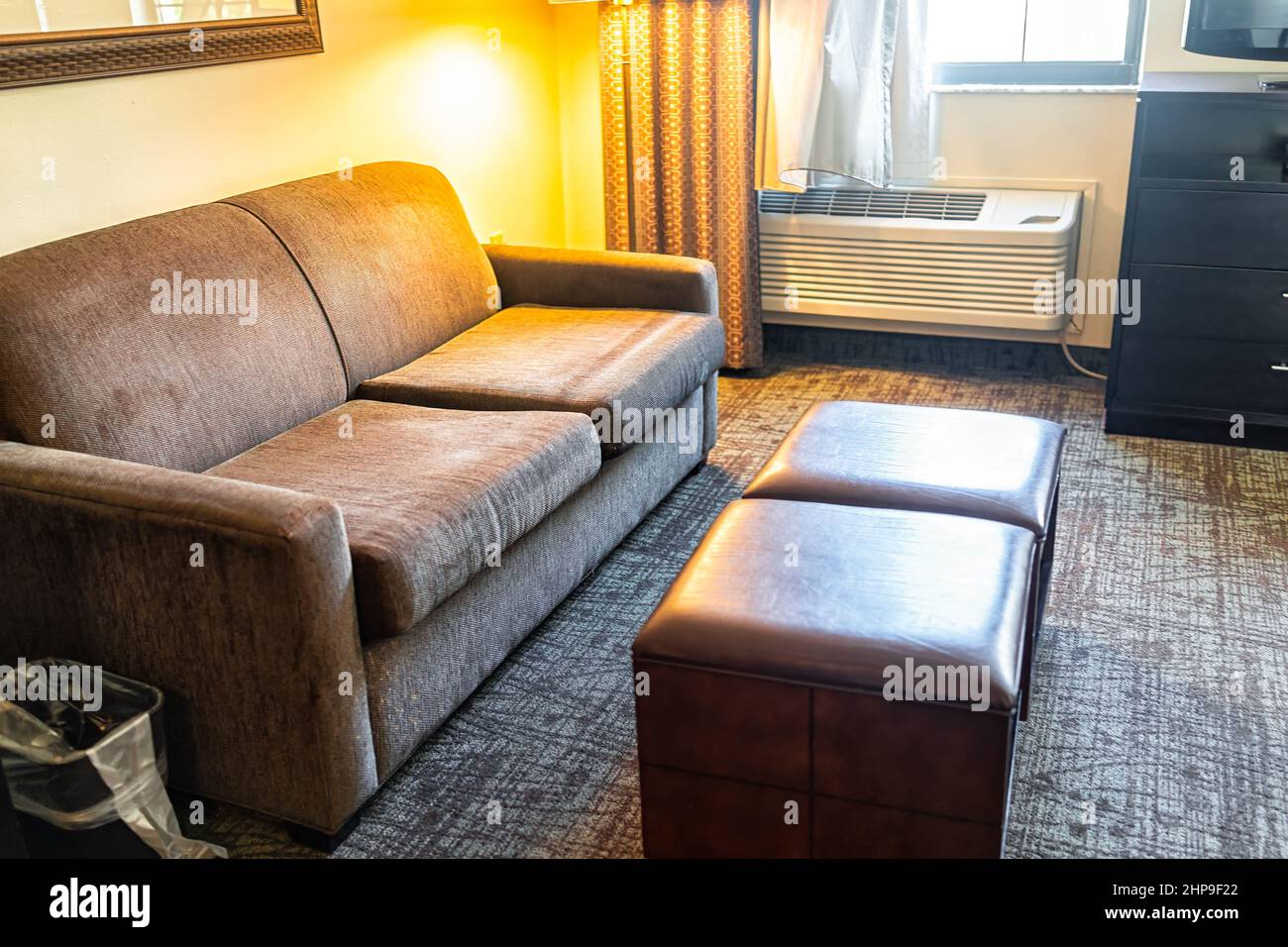 Hotel-Suite oder Studio-Zimmer Sofa Couch Lampe Wohnzimmer in modernen Hotel  Motel Zimmer mit niemand keine Menschen im Inneren mit Fußstütze  komfortable furn Stockfotografie - Alamy