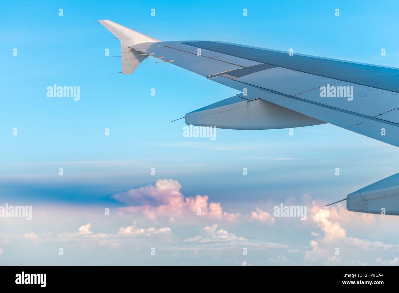 Flugzeug, das pov aus dem Fenster aus der Nähe von Fort Myers fliegt, mit einer Staubwolke aus der Sahara, die im Südwesten Flors zu einer Verschmutzung durch Dunst und Allergien führt Stockfoto