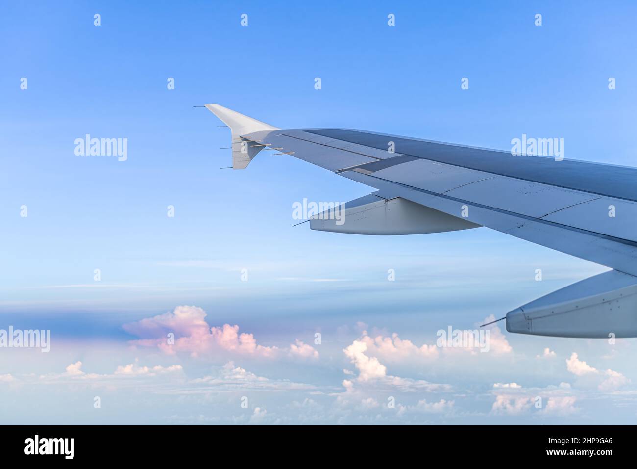 Flugzeug fliegende Fenster aus der Nähe von Ft Myers mit Staubwolke der Sahara, die im Südwesten von Florida USA Verschmutzung und Allergien verursacht Stockfoto