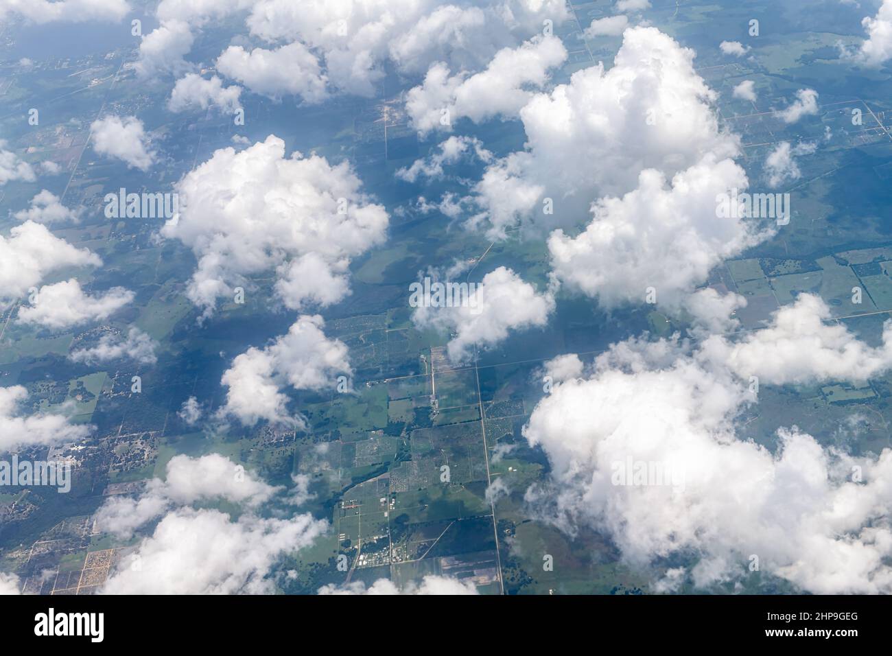 Hochwinkelige Luftaufnahme des Südwestfloridas in der Nähe von Fort Myers Landschaft Wolkenlandschaft natürliche Wolken Musterbildung Stockfoto