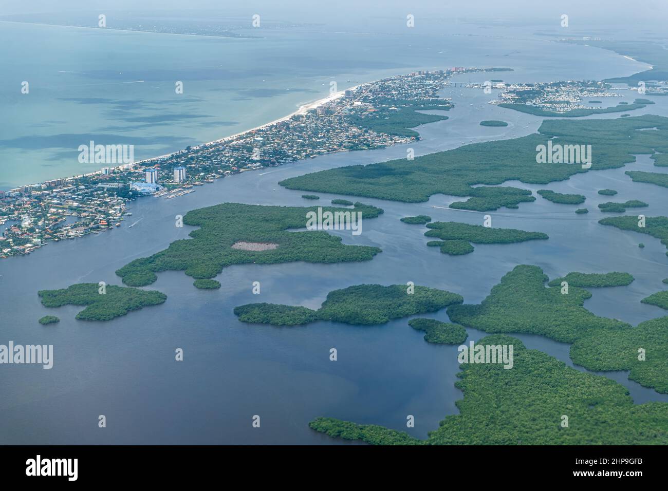 Luftflugzeug- oder Drohnenansicht der Strandlandschaft von Ft Myers in der Nähe von Sanibel Island im Südwesten von Florida Sahara mit wunderschönem grünen Wasser und Estero Bay A Stockfoto