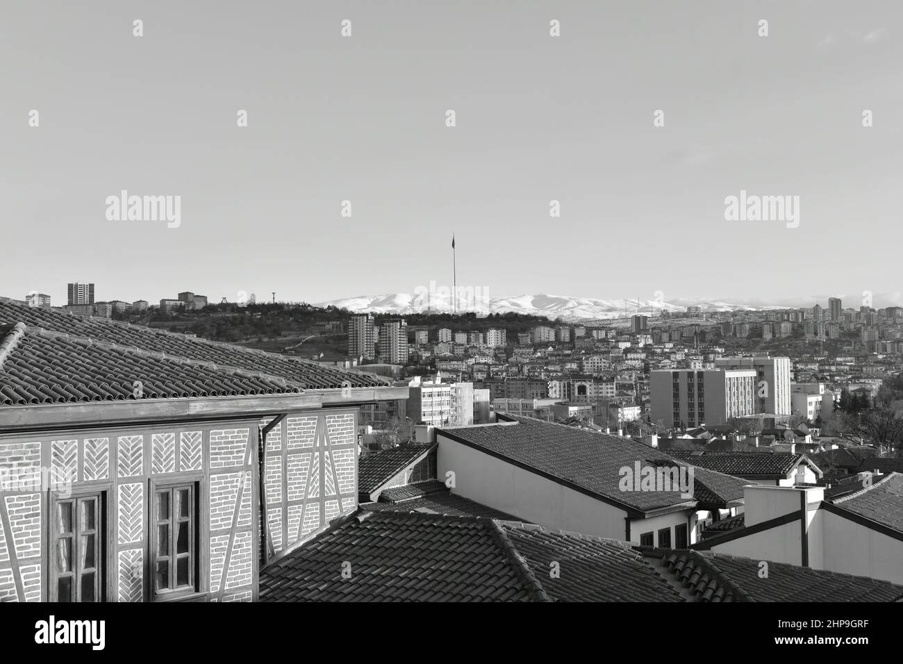 Alt und Neu - Blick auf Ankara (aufgenommen von der Spitze des Hamamönu in der Altstadt von Ankara) Stockfoto