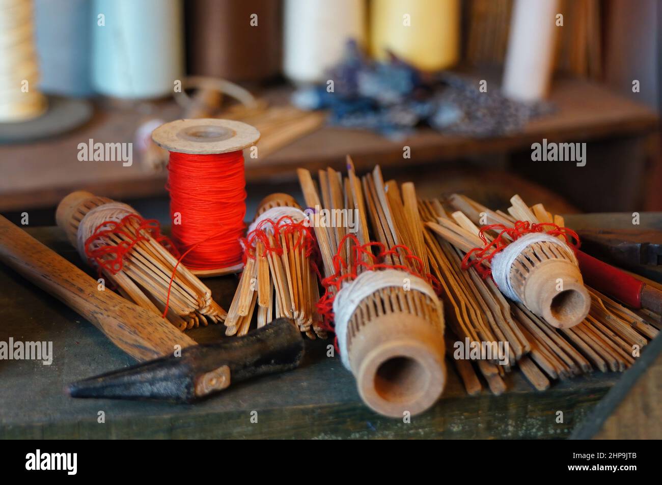 Nahaufnahme eines traditionellen Werkzeugs zur Herstellung von Papierschirmen in Yilan, Taiwan Stockfoto