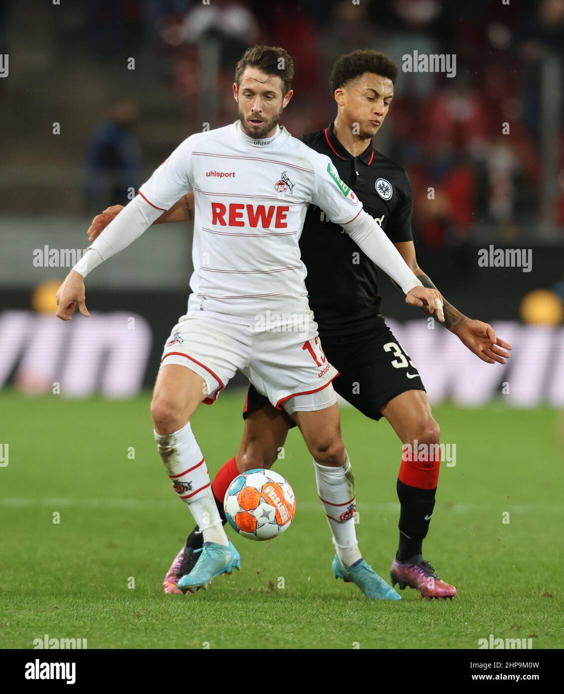 Köln, Deutschland. 19th. Februar 2022. Bundesliga, Spieltag 23, 1. FC Köln - Eintracht Frankfurt, Mark Uth (Köln), Tuta (Frankfurt) kämpfen um den Ball. Quelle: Jürgen Schwarz/Alamy Live News Stockfoto