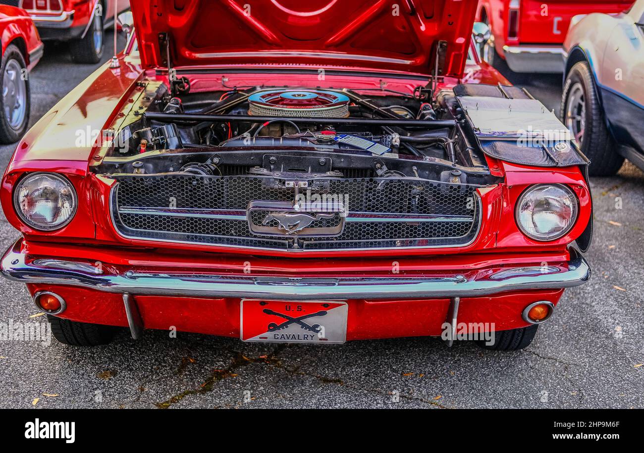 Unter der Haube von Classic Red Mustang Stockfoto