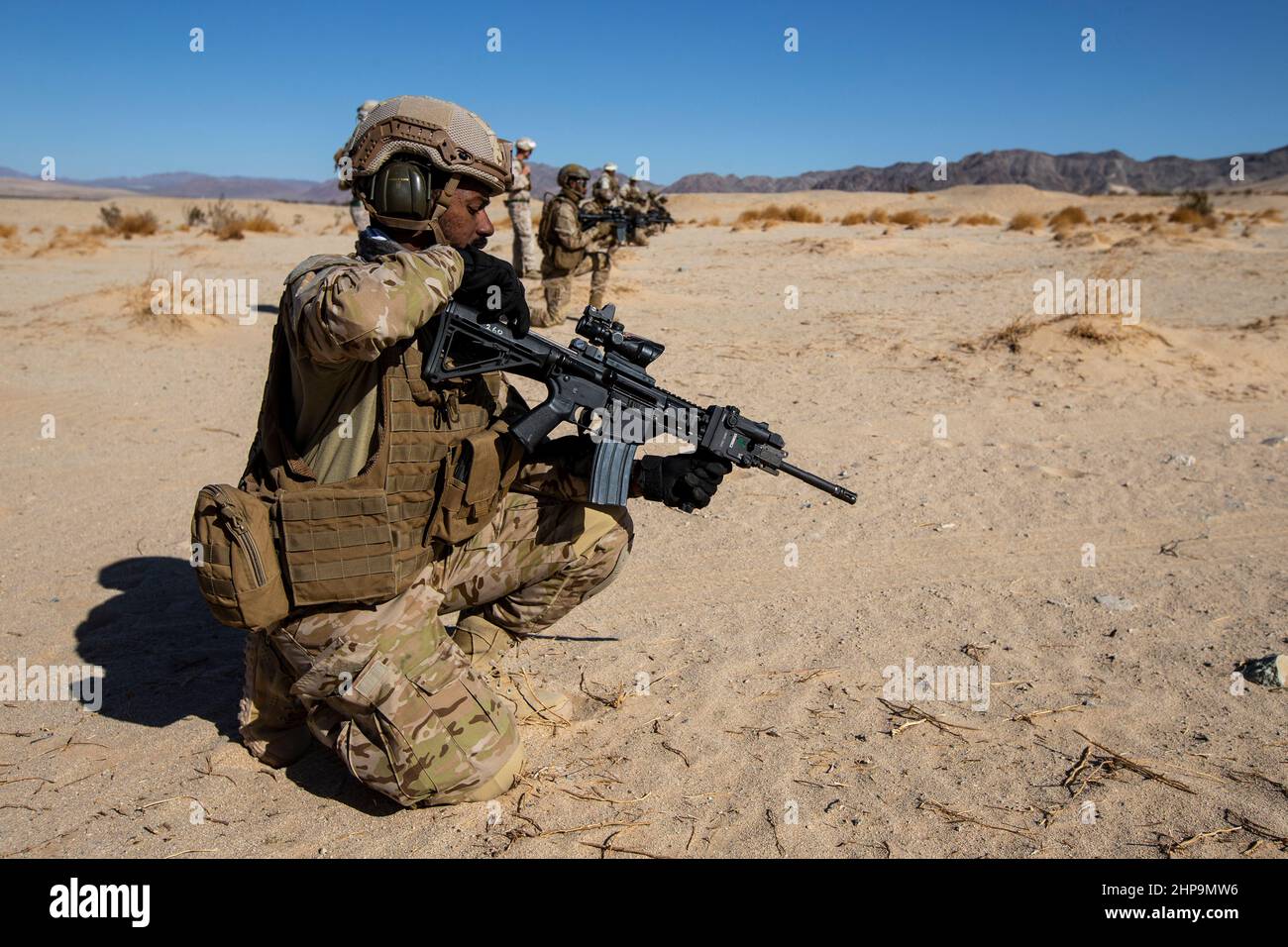 Soldaten der Vereinigten Arabischen Emirate mit 3rd Kompanie, 1st Bataillon, Al Forsan Brigade, Presidential Guard, laden ihre Gewehre, bevor sie eine unterstützte Truppenattacke im Marine Corps Air Ground Combat Center, Twentynine Palms, Kalifornien, am 12. Oktober 2021 beginnen. Das U.S. Marine Corps und die VAE-PG pflegen durch fortwährende bilaterale Ausbildungsverpflichtungen und -Programme eine enge Beziehung, um die Fähigkeit der anderen zu verbessern, Terrorismusbekämpfungsoperationen durchzuführen, kritische Infrastrukturen zu schützen und die nationale Verteidigung zu unterstützen. (USA Marine Corps Foto von Lance CPL. Joshua Sechser) Stockfoto