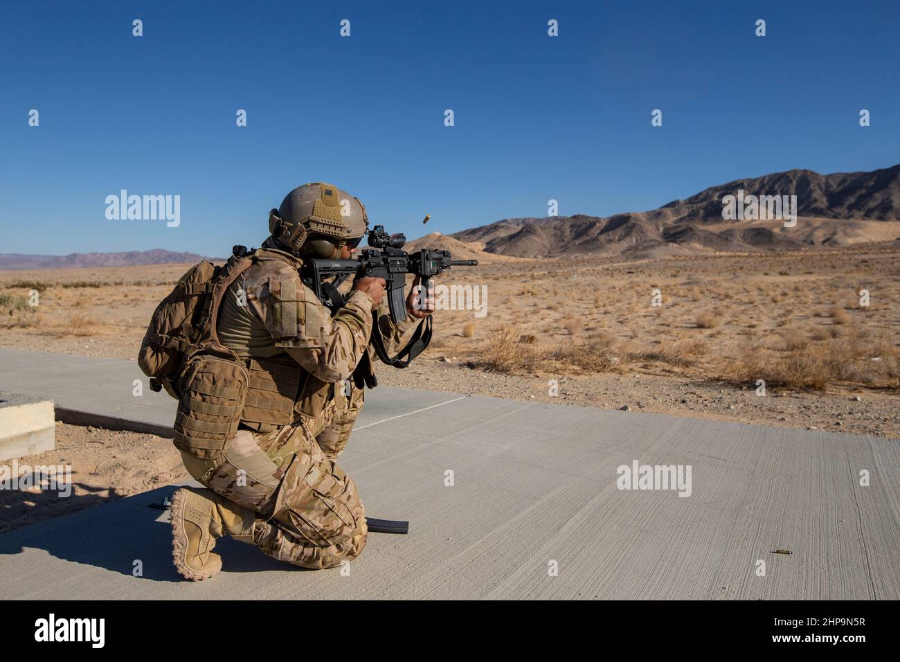 Ein Soldat der Vereinigten Arabischen Emirate mit 3rd Company, 1st Bataillon, Al Forsan Brigade, Presidential Guard, feuert sein Gewehr während eines unbekannten Entfernungskampfes im Marine Corps Air Ground Combat Center, Twentynine Palms, Kalifornien, 10. Oktober 2021. Das U.S. Marine Corps und die VAE-PG pflegen durch fortwährende bilaterale Ausbildungsverpflichtungen und -Programme eine enge Beziehung, um die Fähigkeit der anderen zu verbessern, Terrorismusbekämpfungsoperationen durchzuführen, kritische Infrastrukturen zu schützen und die nationale Verteidigung zu unterstützen. (USA Marine Corps Foto von Lance CPL. Joshua Sechser) Stockfoto