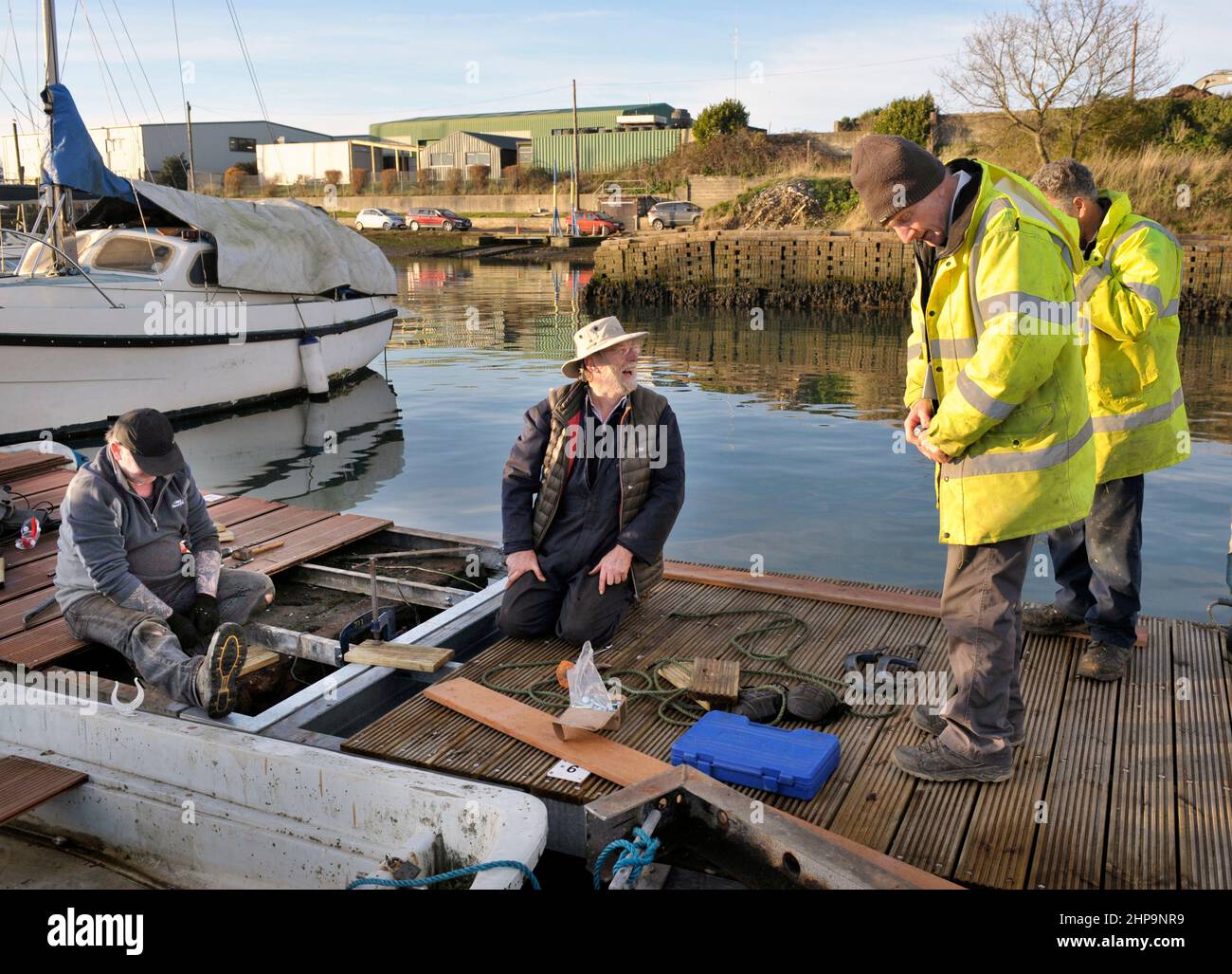 Gruppe von Arbeitern auf Bootsanlegepontons lowestoft suffolk england Stockfoto