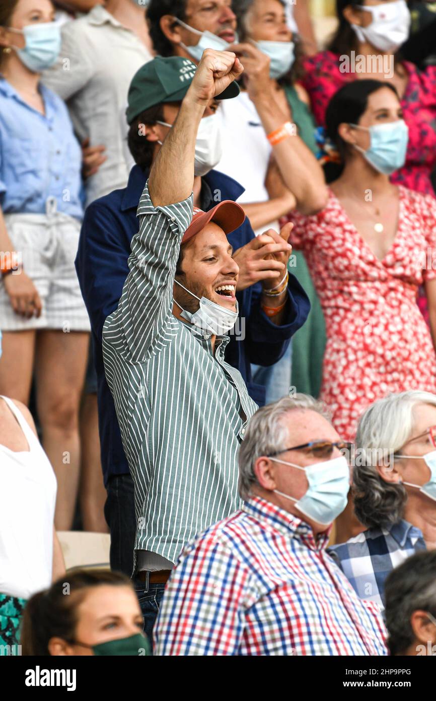 Die französische Sängerin Vianney nimmt am Doppel-Finale der Herren von Roland Garros 2021 Teil und feiert den Sieg von Nicolas Mahut und Pierre-Hughes Stockfoto