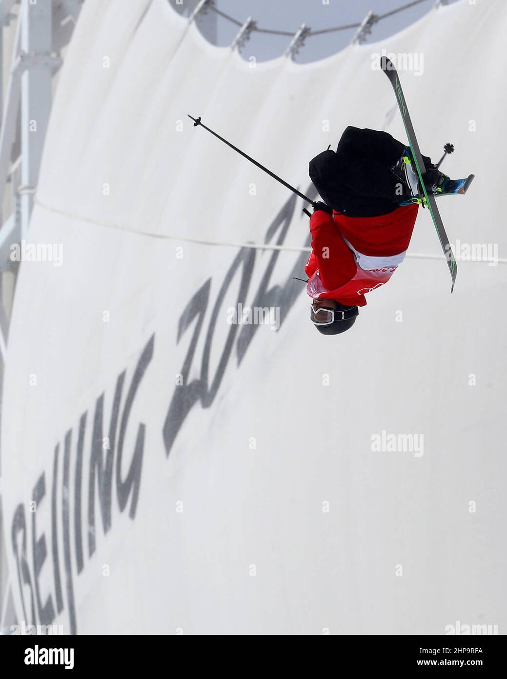 Peking, Hebei, China. 19th. Februar 2022. Kevin Rolland (FRA) beim Halbpipe-Finale für Herren im Freestyle-Skisport während der Olympischen Winterspiele 2022 in Peking im Genting Snow Park. (Bild: © David G. McIntyre/ZUMA Press Wire) Stockfoto