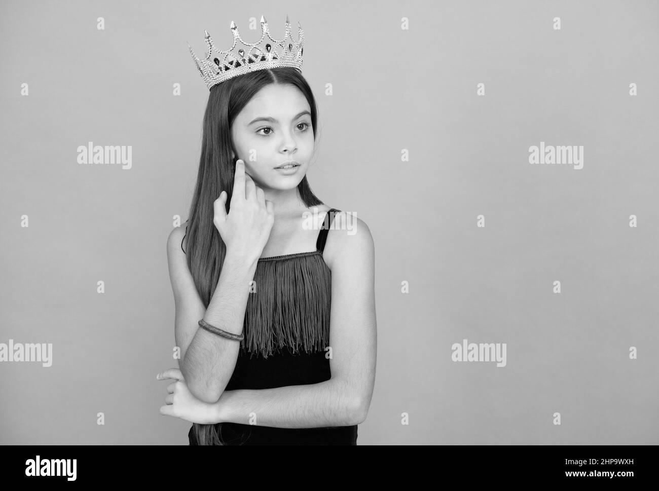 Egoistische Mädchen tragen Luxus Schmuck Krone grau Hintergrund kopieren Raum, Belohnung Stockfoto