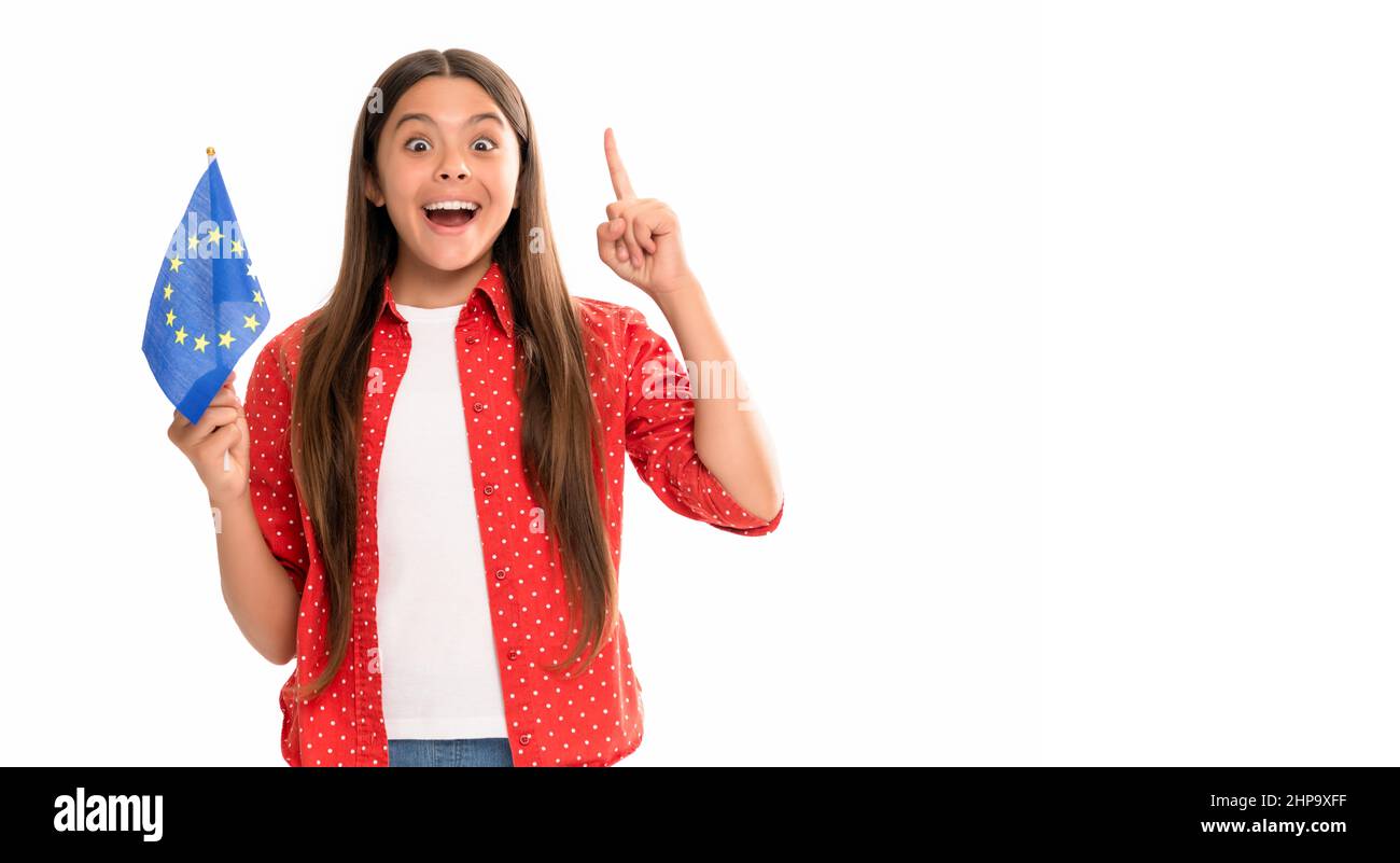 Inspiriert von der Idee. Fröhliches jugendliches Mädchen halten eu-Flagge. schengen-Länder. Touristenvisum. Stockfoto