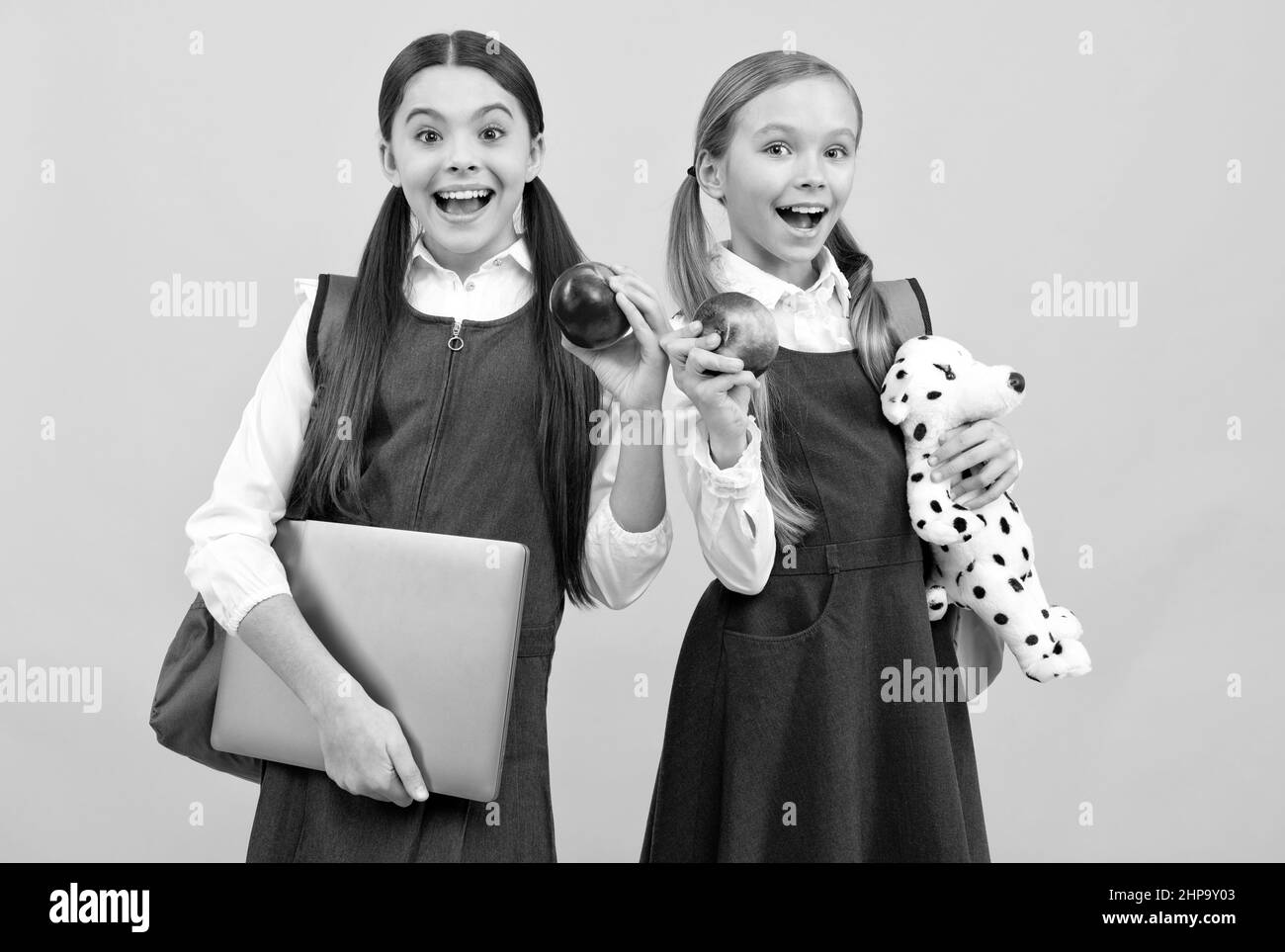 Neuanfang. Glückliche Schulkinder halten Äpfel. Schuljause. Machen Sie sich keine Sorgen, essen Sie Äpfel. Stockfoto