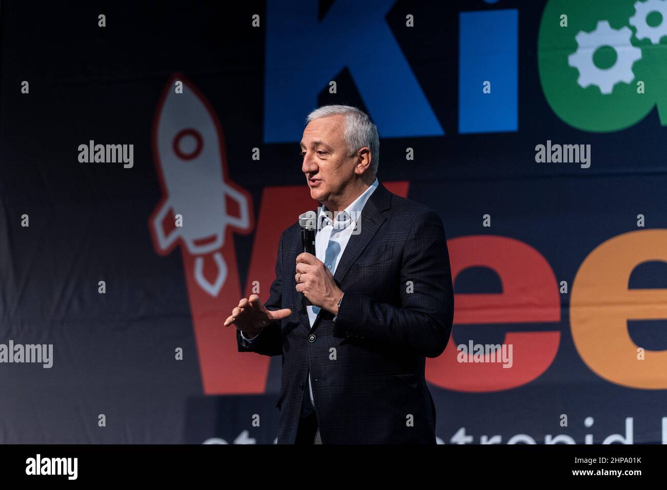 New York, USA. 19th. Februar 2022. Der ehemalige NASA-Astronaut Michael Massimino spricht während der Kids Week am 19. Februar 2022 im Intrepid Sea, Air & Space Museum in New York. Massimino stellte den Hauptsprecher vor und der aktuelle NASA-Astronaut Victor Glover Jr. Astronaut Glover sprach über seine Erziehung, seine Erfahrungen in der Luftwaffe und in der Weltraumforschung. Er betonte die Bedeutung der Bildung, insbesondere im Bereich DES MINT und des Erlernens anderer Sprachen. Er forderte die Kinder auf, Mathematik, Naturwissenschaften und Ingenieurwissenschaften zu lernen. (Foto von Lev Radin/Sipa USA) Quelle: SIPA USA/Alamy Live News Stockfoto