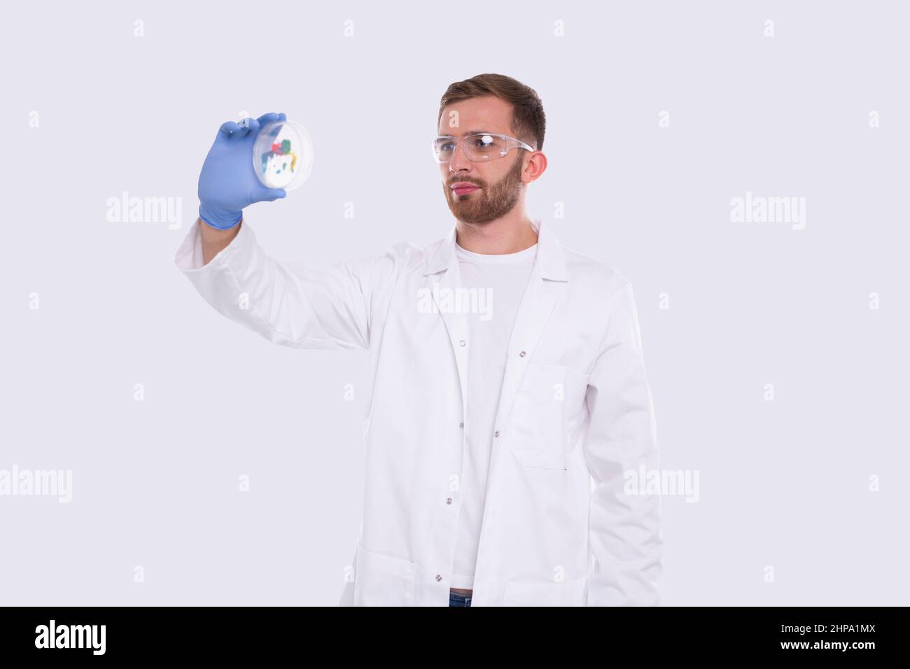 Mann Arzt Untersuchung Petrischale Trägt Brille Isoliert. Medizin, Wissenschaftskonzept Stockfoto