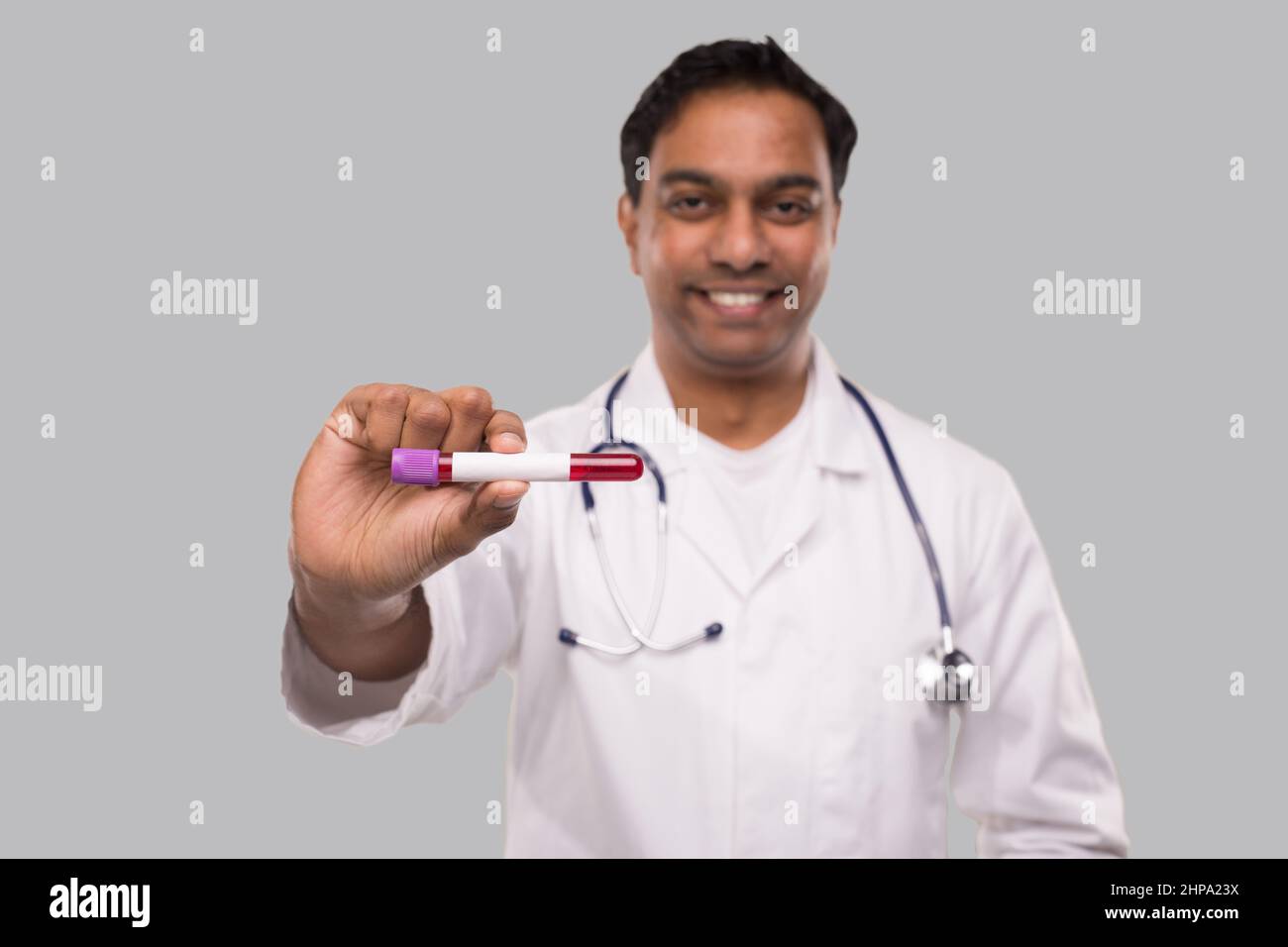 Arzt Hält Blutschlauch Analyse Horisontal Isoliert. Indischer Mann Arzt mit Bluttest Porträt. Wissenschaft, Medizinisches Konzept. Stockfoto