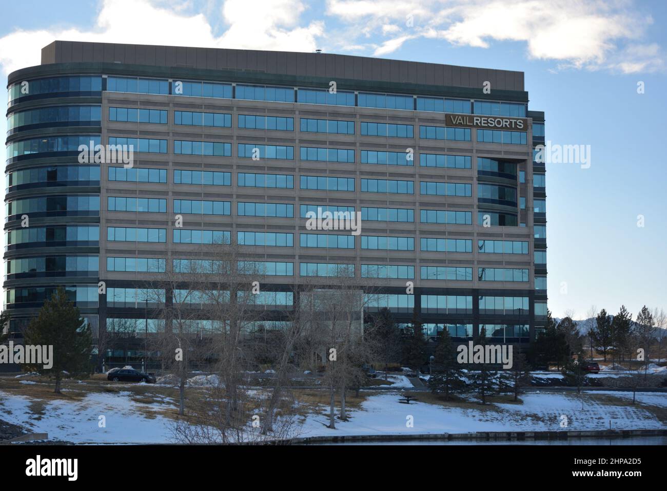 BROOMFIELD, CO, USA - 19. Feb. 2022: Vail Resorts ist ein Bergski- und Snowboardresortunternehmen mit Sitz in Broomfield, Colorado. Stockfoto