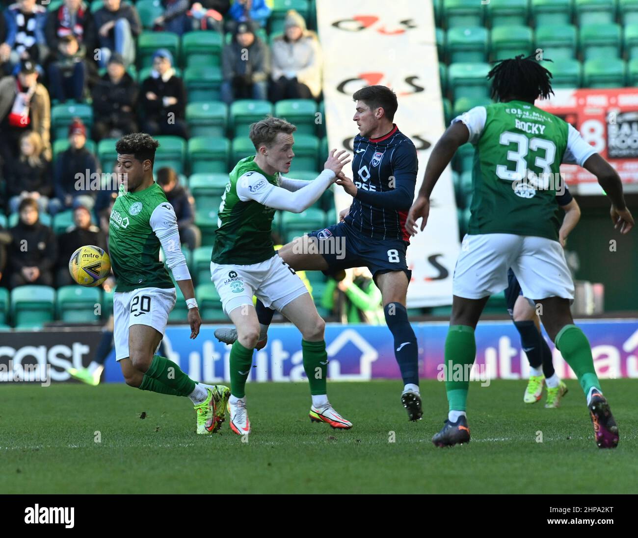 Easter Road Stadium, Edinburgh.Schottland UK.19th Feb 22 Hibernian vs Ross County Cinch Premiership Match. Ross County Mittelfeldspieler, Ross Callachan, kämpft mit Hibs' bulgarischem Flügelspieler, Sylvester Jasper (20),& Hibs' Mittelfeldspieler, Jake Doyle-Hayes, Credit: eric mccowat/Alamy Live News Stockfoto