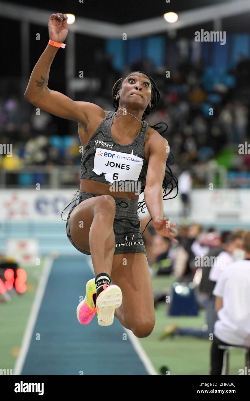 Akela Jones (BAR) gewinnt den Weitsprung der Frauen mit 21:5½ (6,54 m) beim Treffen Hauts-de-France Pas-de-Calais in der Arena Stade Couvert am Donnerstag, 17. Februar 2022, in Lieven, Frankreich. (Jiro Mochizuki/Bild des Sports) Stockfoto