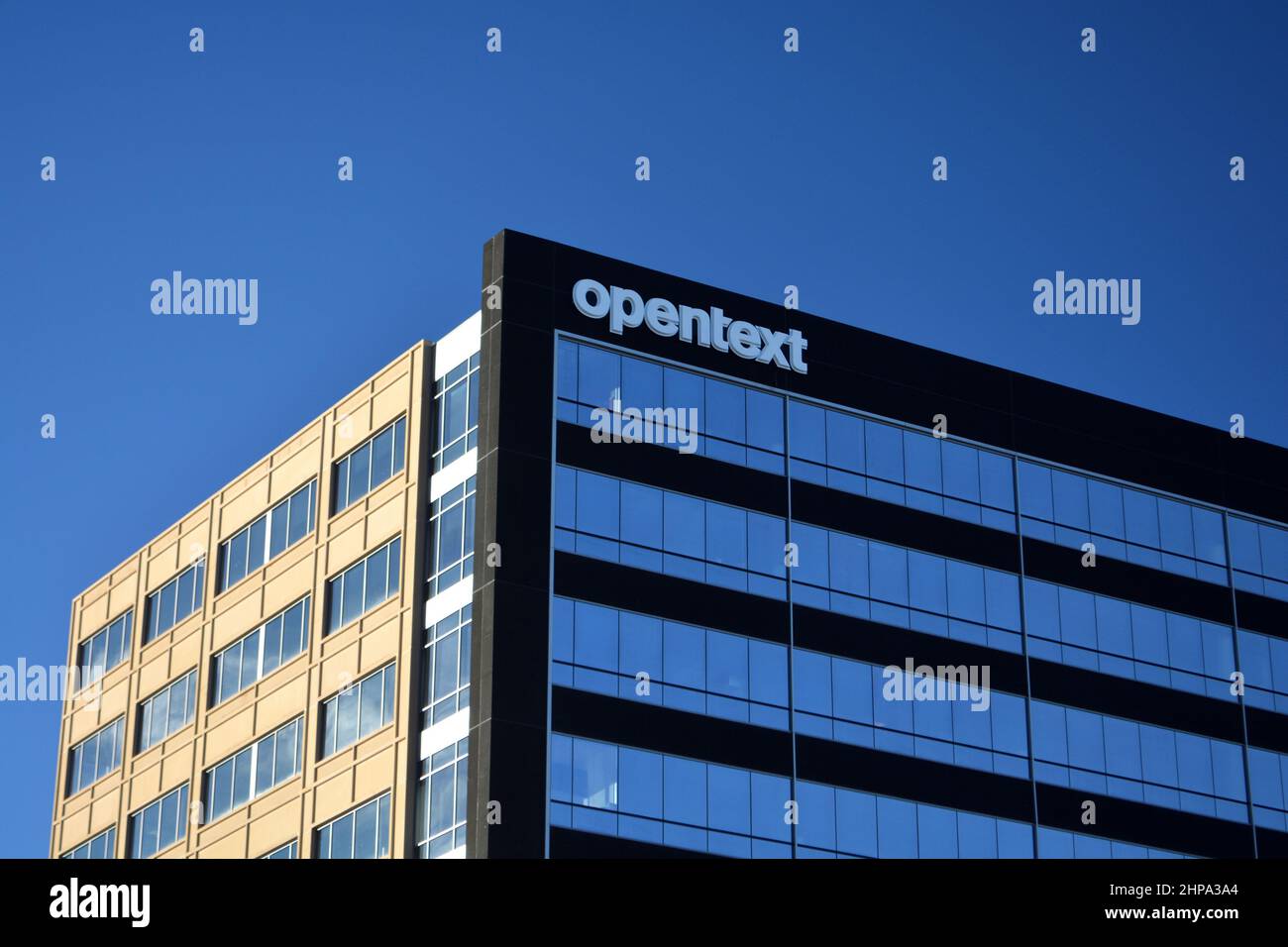 BROOMFIELD, CO, USA - 19. Februar 2022: Broomfield-Büros von OpenText, einem Softwareunternehmen für Unternehmensdaten mit Hauptsitz in Ontario, C Stockfoto