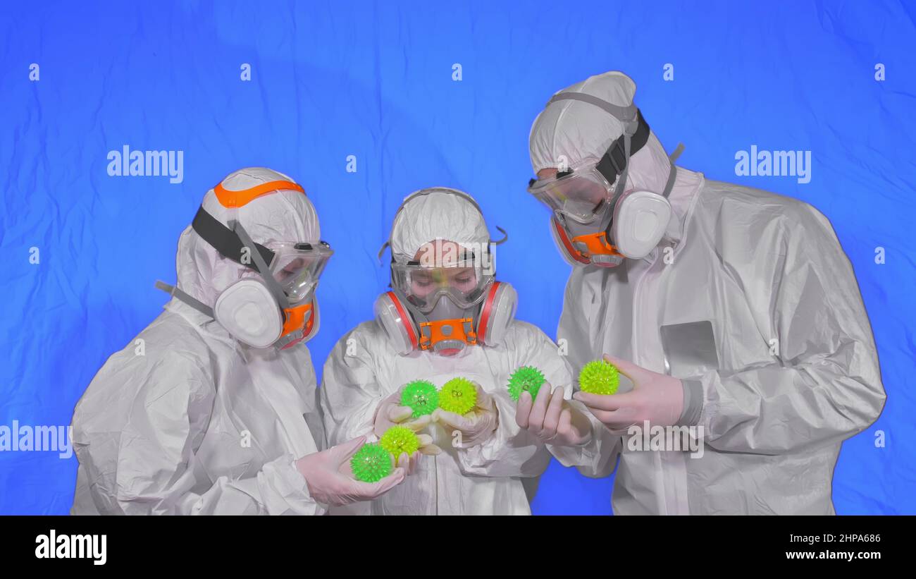 Familie von Ärzten Wissenschaftler Gesundheitsarbeiter in Atemschutzmaske. Mutter, Vater und Tochter Porträt, tragen schützen medizinische Aerosol Spray Farbmaske. Kugelspitze Stockfoto