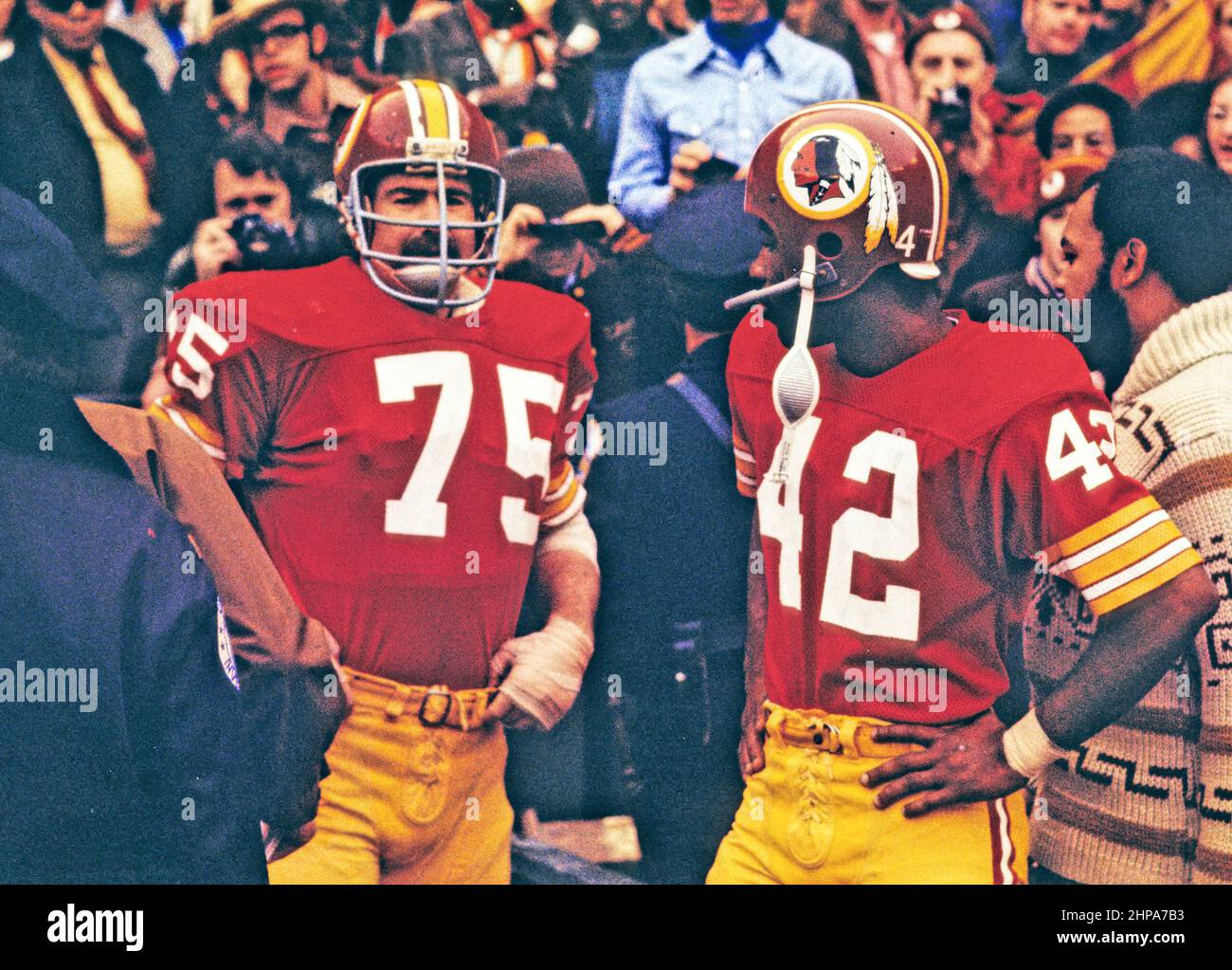 Die Offensive der Washington Redskins gegen Terry Hermeling (75) und der Breitempfänger Charley Taylor (42) warten darauf, vor dem NFC-Championship-Spiel gegen die Dallas Cowboys im RFK Stadium in Washington, DC, am 31. Dezember 1972 mit ihren Teamkollegen vorgestellt zu werden. Die Redskins gewannen das Spiel und das Recht, im Super Bowl VII mit einem Score von 26 - 3 zu spielen. Kredit: Arnie Sachs/CNP Stockfoto