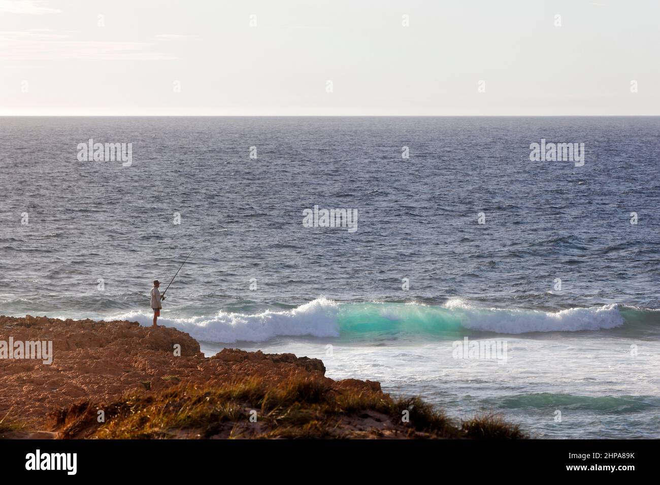 Mann, der von Felsen aus angeln kann, Macleod, Nordwesten, Westaustralien Stockfoto