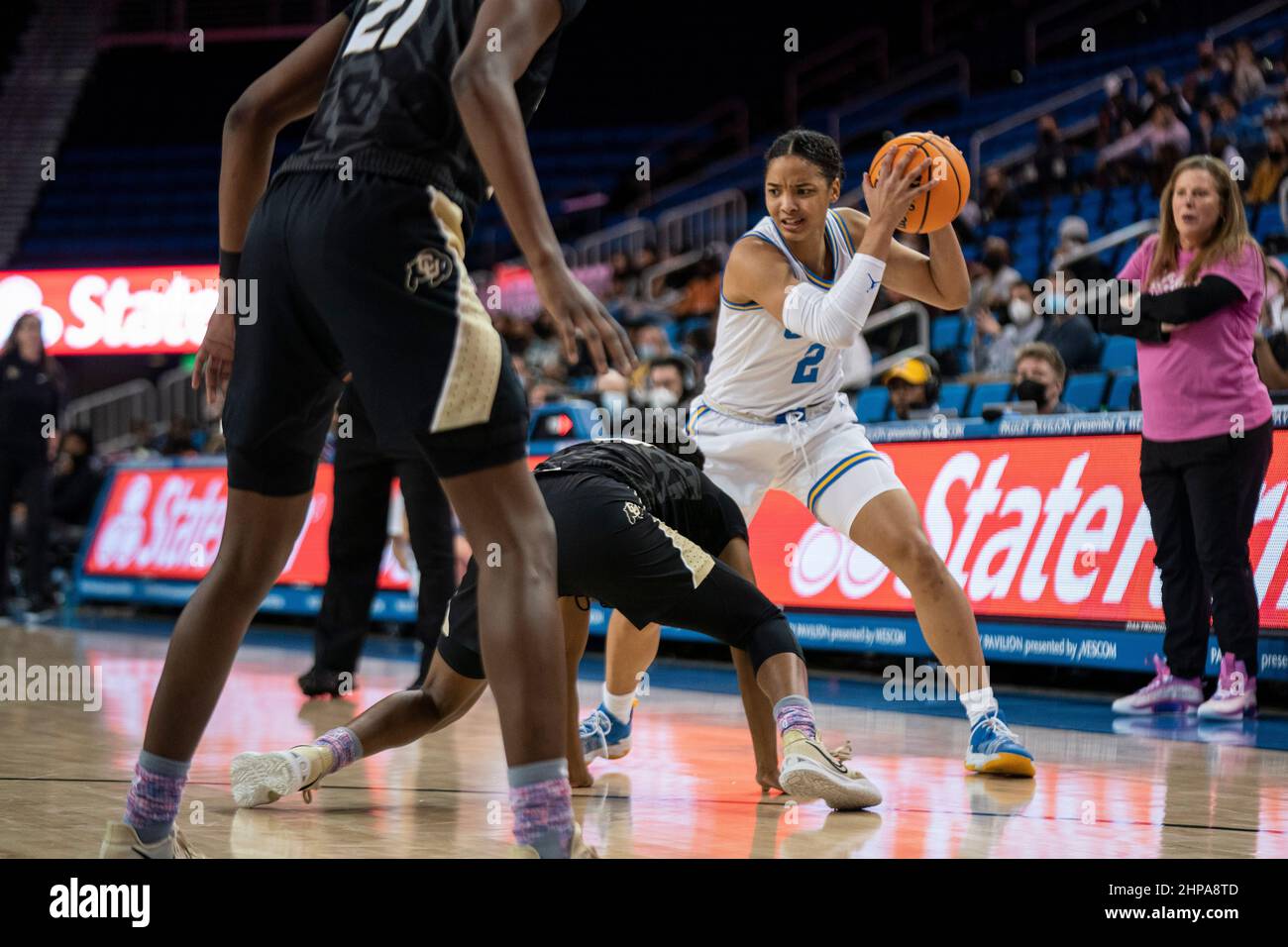 UCLA Bruins Wache Dominique Onu (2) während eines NCAA Frauen Basketball-Spiel gegen die Colorado Büffel, Freitag, 18. Februar 2022, in Pauley Pavilion, i Stockfoto