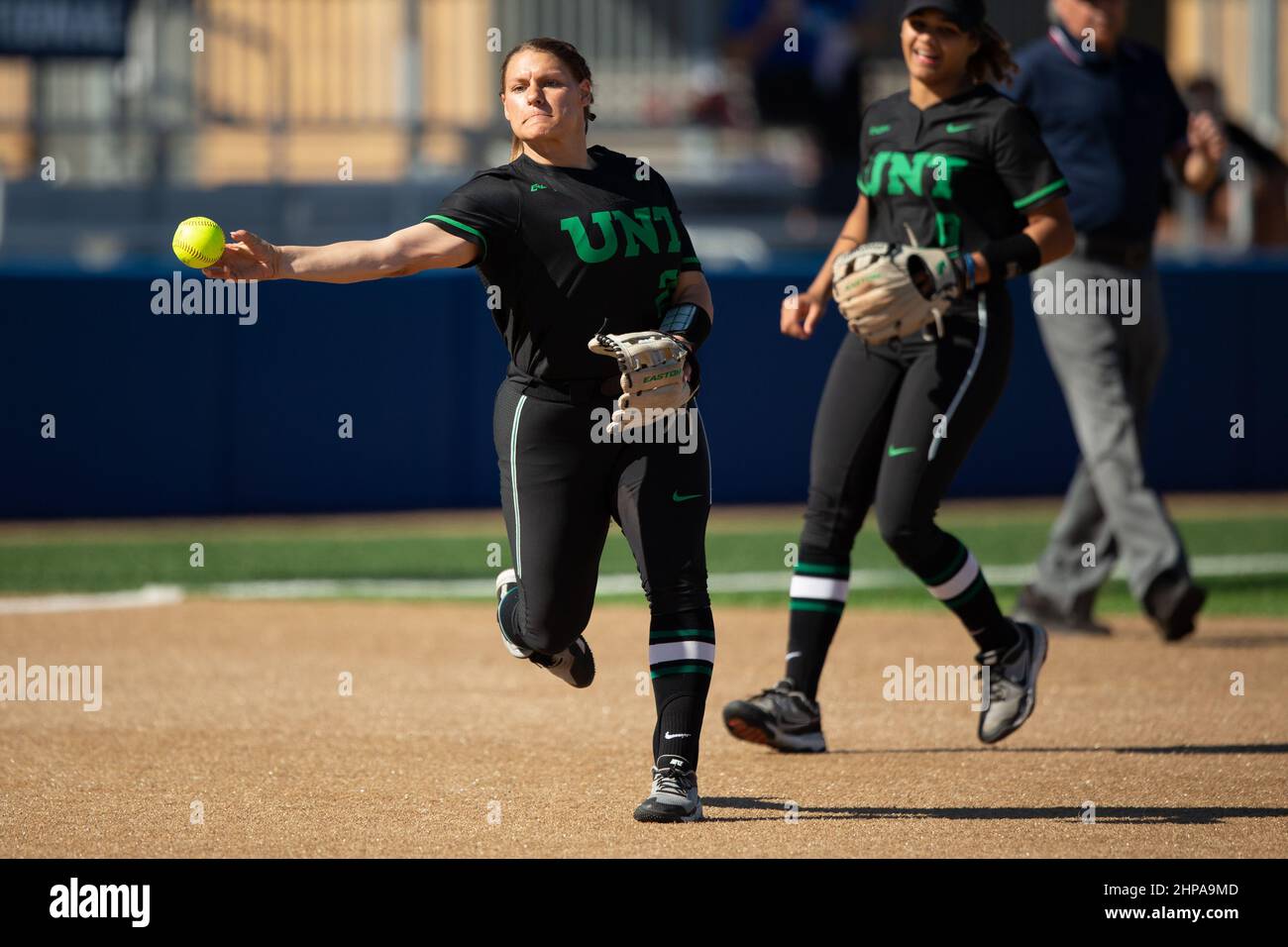 North Texas Mean Green Infielder Tayla Evans (22) wirft auf den ersten für ein Out gegen Tulsa während des McNeese State Softball Tournament, Freitag, Februar Stockfoto