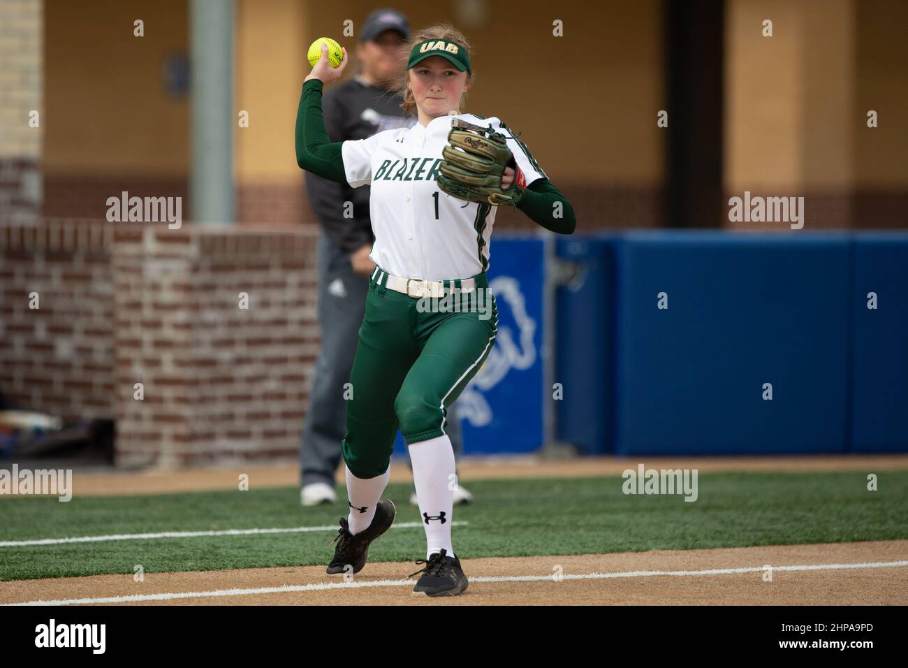 UAB Blazers-Feldspieler Lindsey Smith (1) wirft sich beim McNeese State Softball Tournament am Samstag, Fe, auf den ersten Plätzen gegen Tulsa Hurricanes Stockfoto