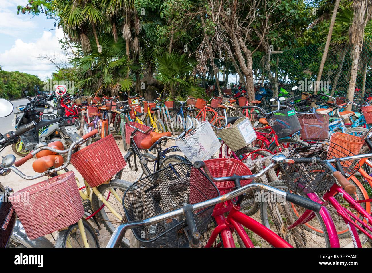 Chaotisch und überfüllt und Fahrradparkplatz am Eingang zum Strand Playa Las Palmas, Tulum, Mexiko Stockfoto