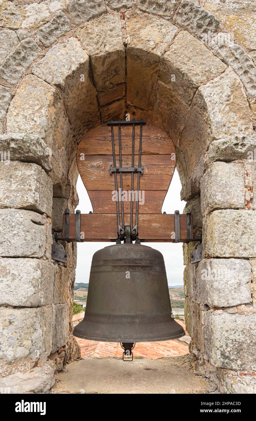 Alte Metallglocke in alter Steinmauer des alten Tempels Stockfoto