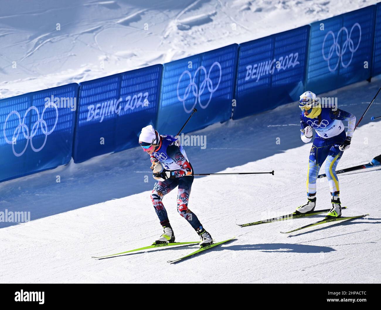 Zhangjiakou, Chinas Provinz Hebei. 20th. Februar 2022. Therese Johaug (L) aus Norwegen und Ebba Andersson aus Schweden treten beim Massenstart der Frauen im Langlauf 30km frei von den Olympischen Winterspielen in Peking 2022 im Nationalen Langlaufzentrum in Zhangjiakou, nordchinesische Provinz Hebei, am 20. Februar 2022 an. Quelle: Zhang Hongxiang/Xinhua/Alamy Live News Stockfoto