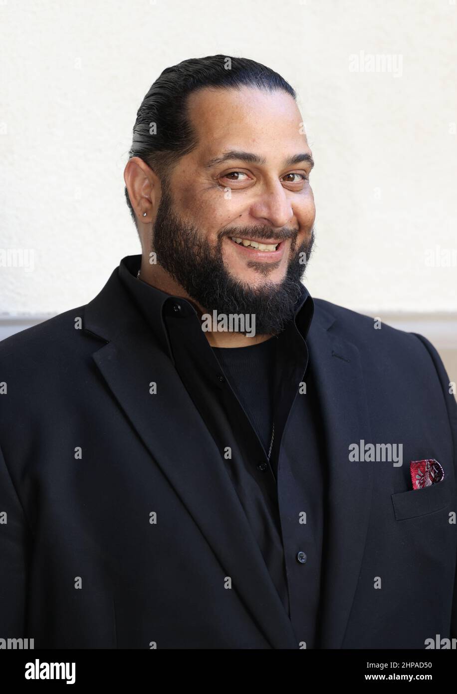 Encino, Kalifornien, USA. 19th. Februar 2022. Gabriel Avelar, Vice President of Business Development der Handelskammer der Stadt Panorama, nahm an der Premiere von Walter Hochbrueckner im „The Paradise Motel“ im Laemmle Town Center 5 in Encino, Kalifornien, Teil. Kredit: Sheri Determan Stockfoto