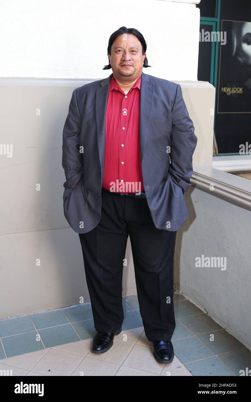 Encino, Kalifornien, USA. 19th. Februar 2022. Sal Mejia, Präsident der Wirtschaftskammer der Stadt Panorama, nahm an der Premiere von Walter Hochbrueckner im Laemmle Town Center 5 in Encino, Kalifornien, Teil. Kredit: Sheri Determan Stockfoto